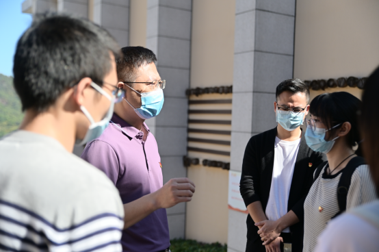 图为郑正荣主任与学生党员交流参观心得 通讯专员周莘哲 摄